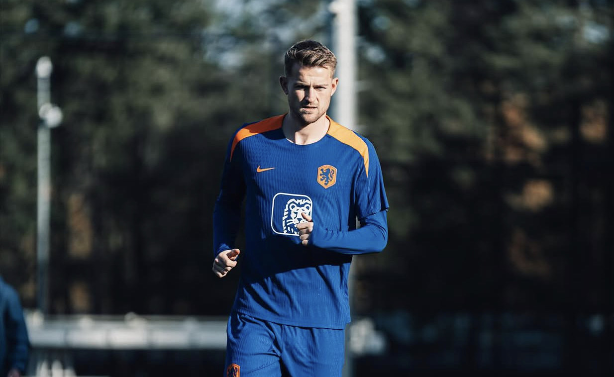 Matthijs de Ligt kembali berlatih usai 149 hari cedera punggung. Ia kini berlomba pulihkan performa demi rebut tiket Piala Dunia 2026 bersama Timnas Belanda.