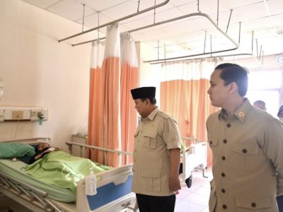 Presiden Prabowo Subianto menjenguk korban kecelakaan kereta api di ruang perawatan RSUD dr. Chasbullah Abdulmadjid Kota Bekasi, Selasa (28/4/2026)/Foto: Instagram Presiden RI