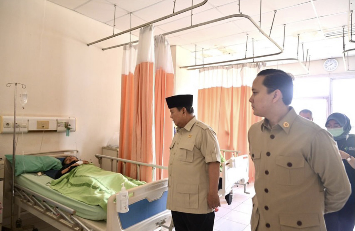 Presiden Prabowo Subianto menjenguk korban kecelakaan kereta api di ruang perawatan RSUD dr. Chasbullah Abdulmadjid Kota Bekasi, Selasa (28/4/2026)/Foto: Instagram Presiden RI