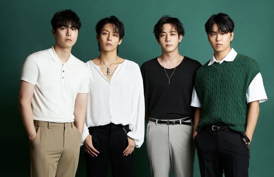 Keempat personel The Rose dalam pengumuman hiatus dan album baru ROSE di akun Instagram mereka