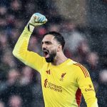 Kiper Liverpool Giorgi Mamardashvili dilarikan ke rumah sakit usai alami luka terbuka di Merseyside derby. Arne Slot pastikan cedera tak panjang.