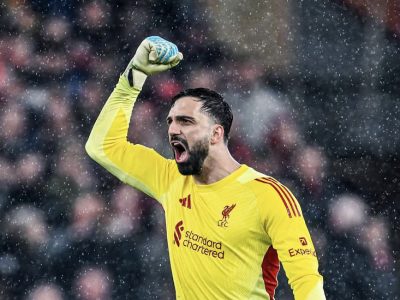 Kiper Liverpool Giorgi Mamardashvili dilarikan ke rumah sakit usai alami luka terbuka di Merseyside derby. Arne Slot pastikan cedera tak panjang.