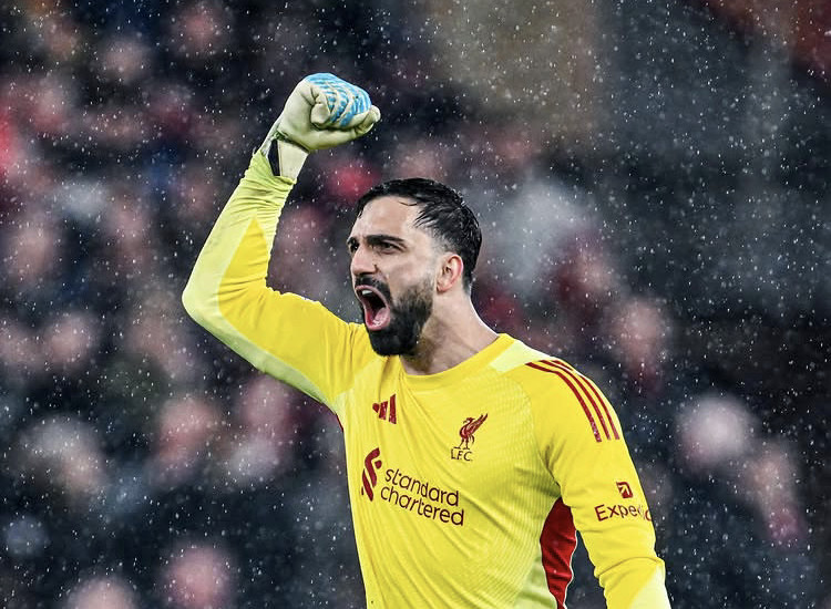 Kiper Liverpool Giorgi Mamardashvili dilarikan ke rumah sakit usai alami luka terbuka di Merseyside derby. Arne Slot pastikan cedera tak panjang.