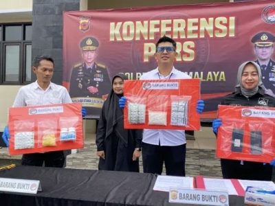 Plt. Kasat Narkoba Polres Tasikmalaya IPDA M. Akbar Angga Pranadita menunjukkan barang bukti ribuan butir obat keras di meja konferensi pers, Jumat (24/4/2026)