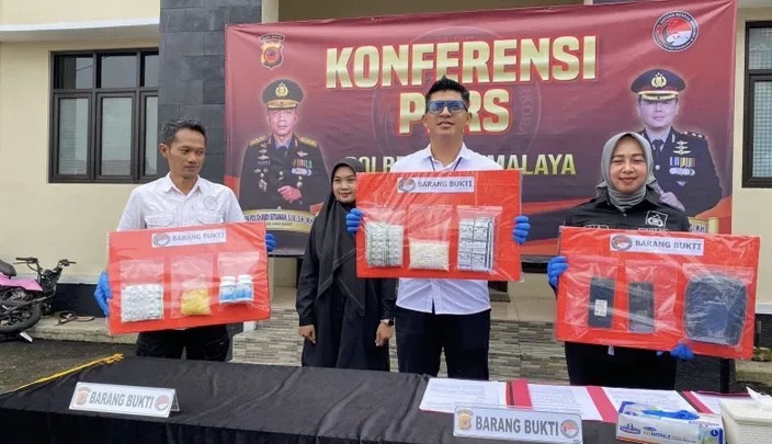 Plt. Kasat Narkoba Polres Tasikmalaya IPDA M. Akbar Angga Pranadita menunjukkan barang bukti ribuan butir obat keras di meja konferensi pers, Jumat (24/4/2026)