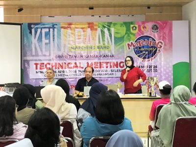Ketua Pelaksana Lomba Marching In Harmoni Championship XIX 2026, Dewi Farida (merah) saat memimpin Teknikal Meeting di Ruang Media, Stadion Pakansari, Kabupaten Bogor, Minggu (26/4/2026)/Foto: Nandang Permana/Indoragamnewscom