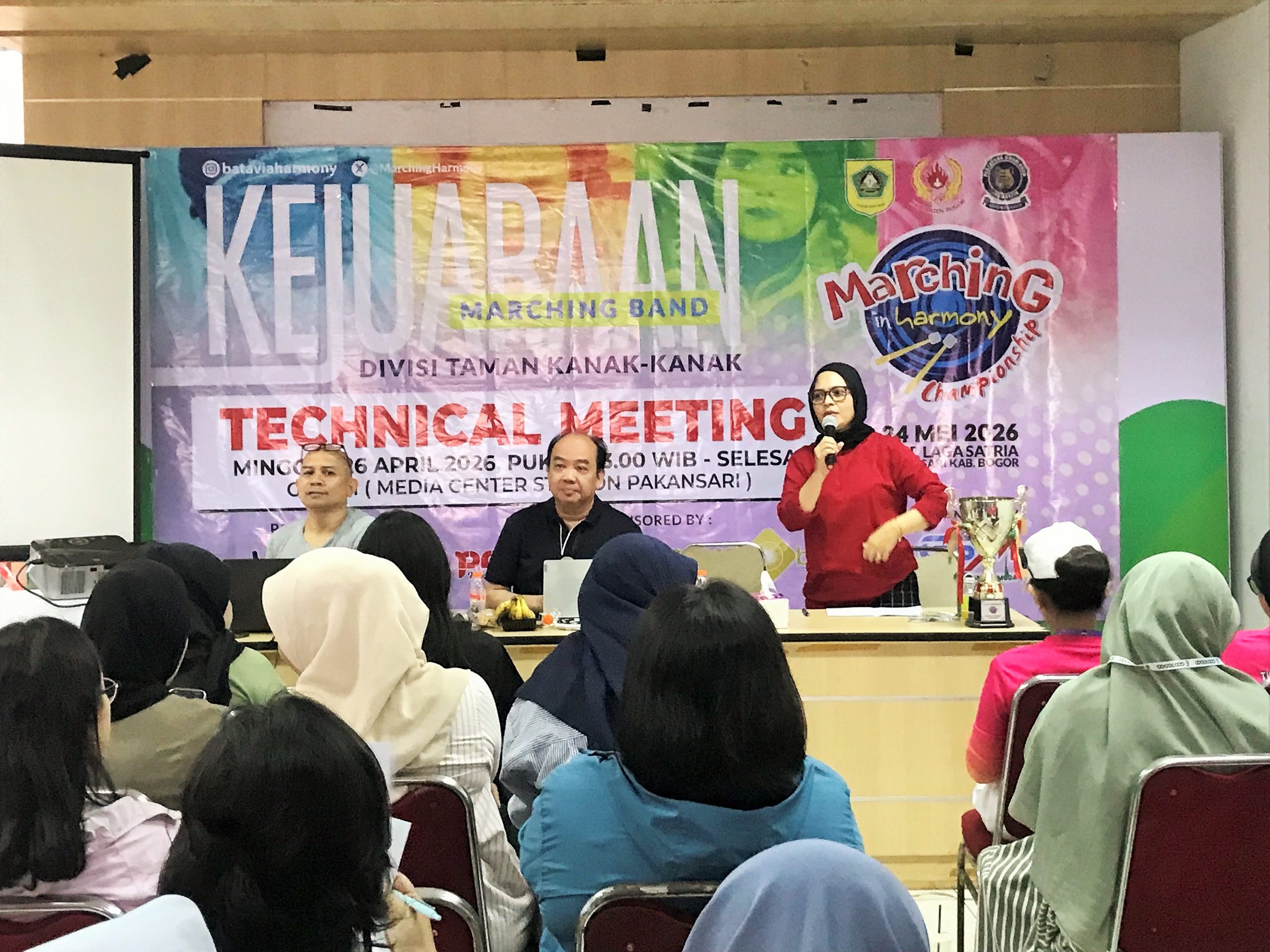 Ketua Pelaksana Lomba Marching In Harmoni Championship XIX 2026, Dewi Farida (merah) saat memimpin Teknikal Meeting di Ruang Media, Stadion Pakansari, Kabupaten Bogor, Minggu (26/4/2026)/Foto: Nandang Permana/Indoragamnewscom