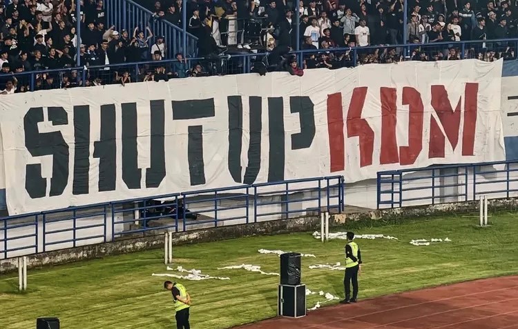 Gubernur Jawa Barat, Dedi Mulyadi merespons protes Bobotoh terkait spanduk "Shut Up KDM" saat Persib menghadapi Arema FC di GBLA, Jumat (24/4/2026)/Foto: Istimewa