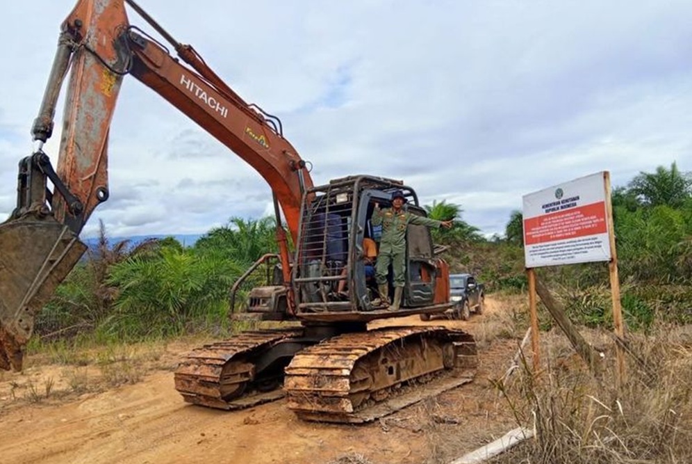 Eskavator barang bukti kasus perambahan kawasan hutan di Bentang Alam Seblat, Kabupaten Mukomuko, Provinsi Bengkulu/Foto: Humas Kemenhut