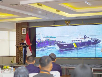 KKP dan Kejaksaan serah terima 4 kapal ikan rampasan illegal fishing. Tiga kapal dihibahkan ke nelayan, satu kapal raksasa 800 GT jadi armada pengawas.