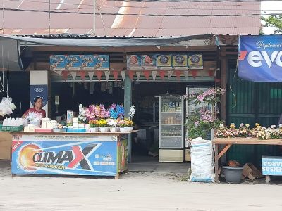 Suasana pedagang bunga dan lilin di TPU Kristen Jalan Tjilik Riwut, Palangka Raya, saat dipadati peziarah perayaan Paskah, Jumat (3/4/2026)