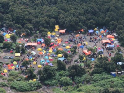 Pemandangan kemah pendaki Gunung Papandayan menjadi salah satu yang menarik di Gunung Papandayan/Foto: Indonesia Kaya