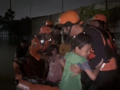 Basarnas Pekanbaru evakuasi enam warga yang terjebak banjir di Rumbai Timur, Minggu (19/4/2026). Lima orang dievakuasi petugas, satu orang selamat lebih dulu.