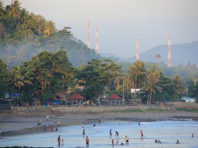 Pantai Karang Hawu di Sukabumi menawarkan tebing karang berbentuk tungku, pasir putih, serta petilasan mistis Nyi Roro Kidul.