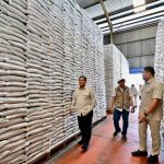 Presiden Prabowo Subianto saat melakukan inspeksi ke Kompleks Gudang Bulog Danurejo, Kabupaten Magelang, Sabtu (18/4/2026)