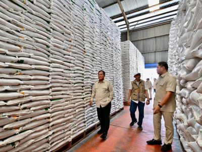 Presiden Prabowo Subianto saat melakukan inspeksi ke Kompleks Gudang Bulog Danurejo, Kabupaten Magelang, Sabtu (18/4/2026)