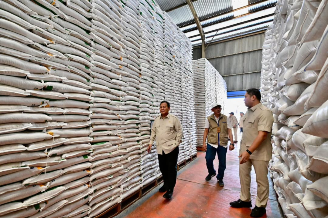 Presiden Prabowo Subianto saat melakukan inspeksi ke Kompleks Gudang Bulog Danurejo, Kabupaten Magelang, Sabtu (18/4/2026)