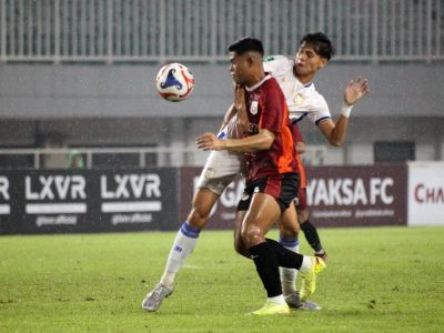 Penyerang Garudayaksa FC, Taufik Hidayat sedang berebut bola dengan pemain Ahdhyaksa FC/Foto: Indoragamnewscom