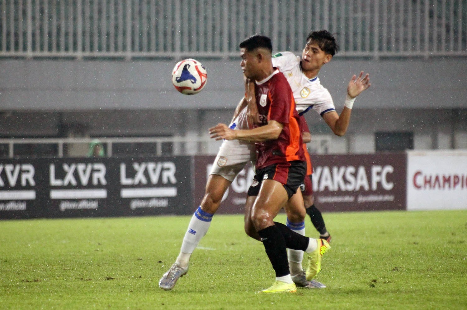 Penyerang Garudayaksa FC, Taufik Hidayat sedang berebut bola dengan pemain Ahdhyaksa FC/Foto: Indoragamnewscom