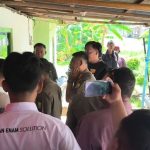 Petugas Satpol PP Palembang sebuah rumah di kawasan Kalidoni yang diduga menjual tuak dan meresahkan masyarakat, Senin (27/4/2026)/Foto: Istimewa