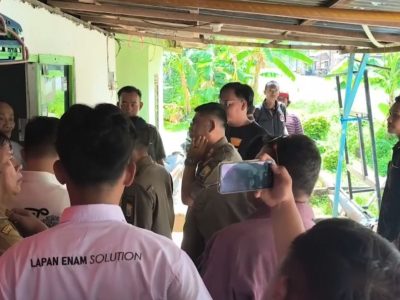 Petugas Satpol PP Palembang sebuah rumah di kawasan Kalidoni yang diduga menjual tuak dan meresahkan masyarakat, Senin (27/4/2026)/Foto: Istimewa