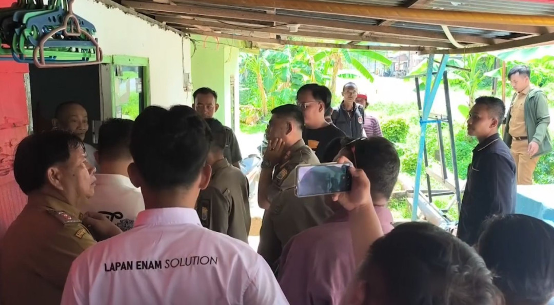 Petugas Satpol PP Palembang sebuah rumah di kawasan Kalidoni yang diduga menjual tuak dan meresahkan masyarakat, Senin (27/4/2026)/Foto: Istimewa