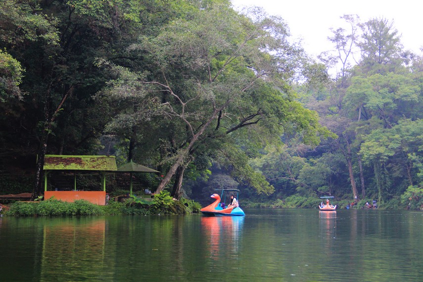 Telaga Remis di Kuningan menyajikan air jernih, hutan pinus, dan mitos tangisan pangeran yang membentuk danau seluas 3,25 hektare.