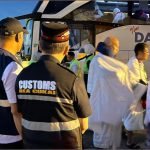 Petugas Bea Cukai Aceh sedang memantau jemaah haji di bandara/Foto: Bea Cukai Aceh