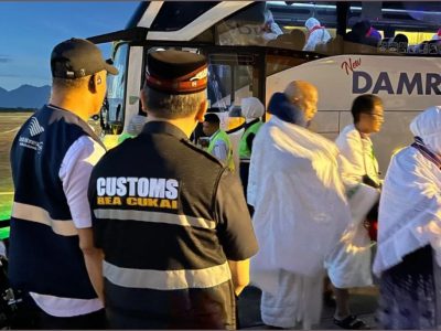 Petugas Bea Cukai Aceh sedang memantau jemaah haji di bandara/Foto: Bea Cukai Aceh