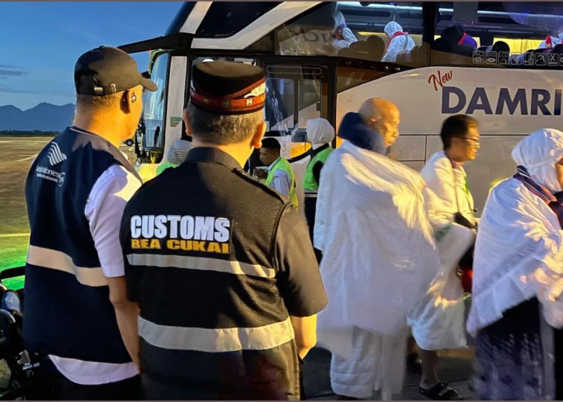 Petugas Bea Cukai Aceh sedang memantau jemaah haji di bandara/Foto: Bea Cukai Aceh