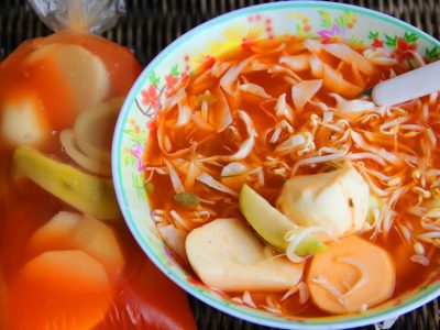 Asinan Bogor, kuliner tradisional berisi buah dan sayur dengan kuah pedas segar.