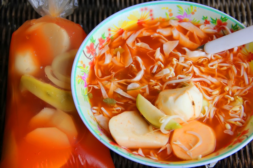 Asinan Bogor, kuliner tradisional berisi buah dan sayur dengan kuah pedas segar.