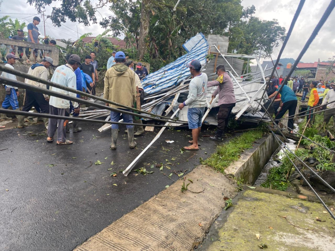 Angin puting beliung terjang Desa Sumber Urip, Rejang Lebong, Sabtu (4/4/2026). 30 rumah rusak, listrik padam total. Tidak ada korban jiwa, warga alami suasana mencekam 15 menit.