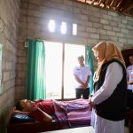 Bupati Banyuwangi Ipuk Fiestiandani menjenguk warga lumpuh di rumahnya di Desa Purwoharjo, didampingi petugas kesehatan, Rabu (29/4/2026)/Foto: Humas Pemkab Banyuwangi