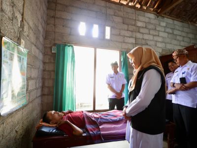 Bupati Banyuwangi Ipuk Fiestiandani menjenguk warga lumpuh di rumahnya di Desa Purwoharjo, didampingi petugas kesehatan, Rabu (29/4/2026)/Foto: Humas Pemkab Banyuwangi
