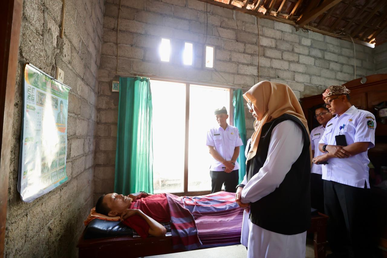 Bupati Banyuwangi Ipuk Fiestiandani menjenguk warga lumpuh di rumahnya di Desa Purwoharjo, didampingi petugas kesehatan, Rabu (29/4/2026)/Foto: Humas Pemkab Banyuwangi