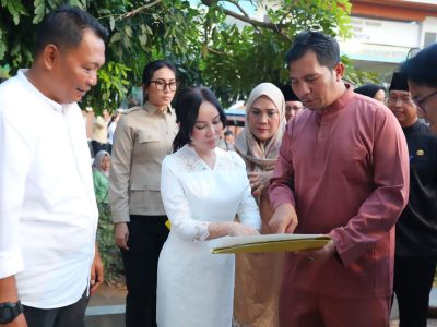 Wakil Wali Kota Batam Li Claudia Chandra saat meninjau lokasi rencana pembangunan Zona Selamat Sekolah di SD Negeri 009 Batam Kota