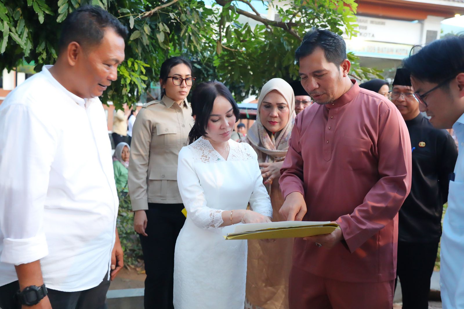 Wakil Wali Kota Batam Li Claudia Chandra saat meninjau lokasi rencana pembangunan Zona Selamat Sekolah di SD Negeri 009 Batam Kota