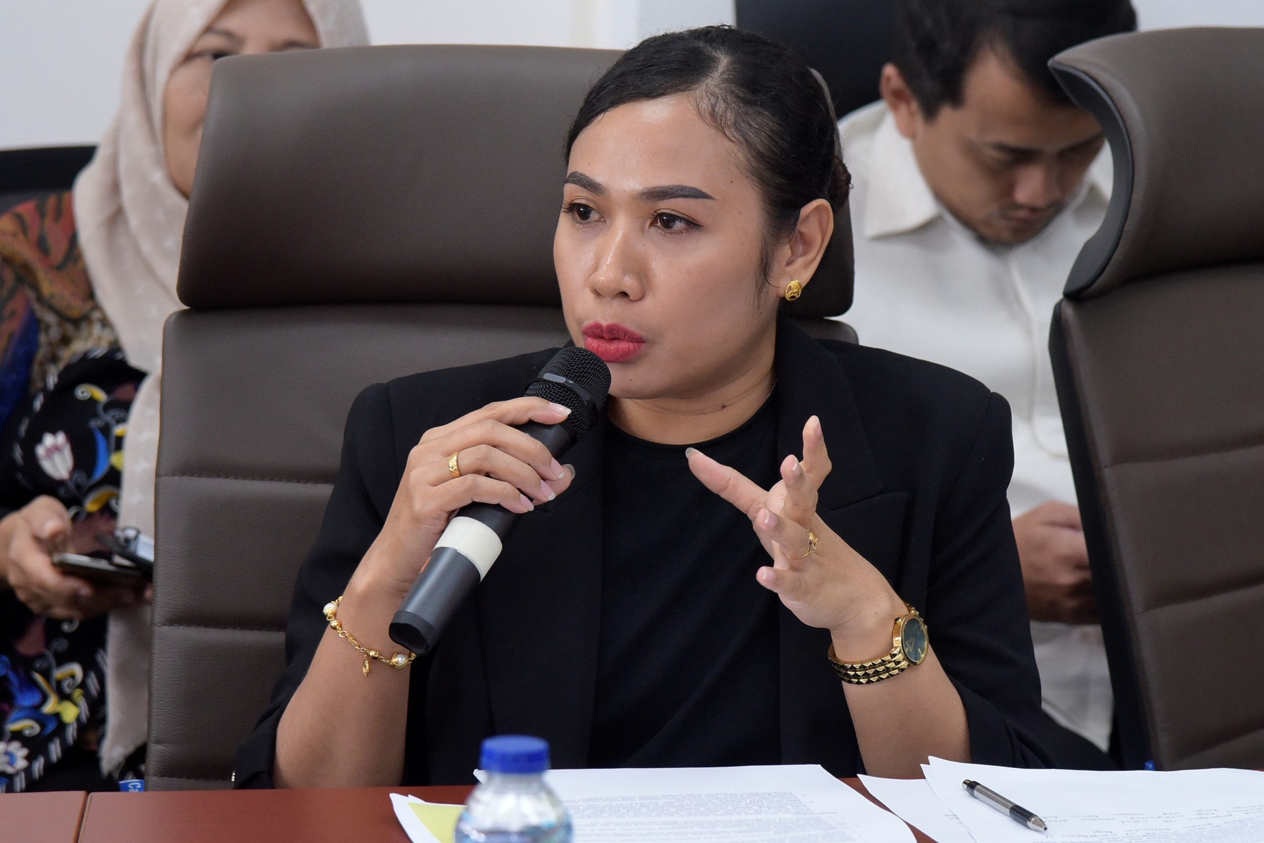 Anggota DPR Cheroline Makalew minta pengawasan BBM subsidi diperketat dan percepat transisi ke EBT. Potensi EBT di Papua belum dimanfaatkan maksimal.