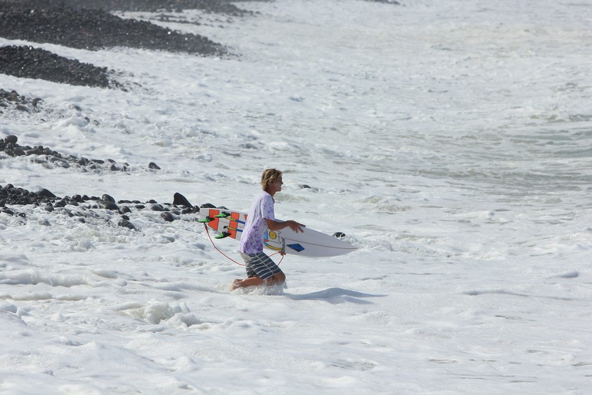 Pantai Cimaja Sukabumi tawarkan ombak kelas dunia setinggi lima meter bagi peselancar profesional dengan karakter pantai berbatu yang unik.