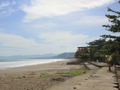 Pantai Citepus di Pelabuhan Ratu, pasir keras, ombak besar, dan deretan warung ikan bakar. Lokasi strategis di tepi jalan raya Cisolok.