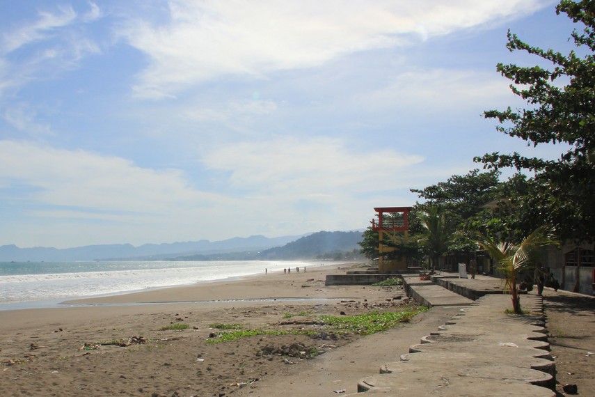 Pantai Citepus di Pelabuhan Ratu, pasir keras, ombak besar, dan deretan warung ikan bakar. Lokasi strategis di tepi jalan raya Cisolok.