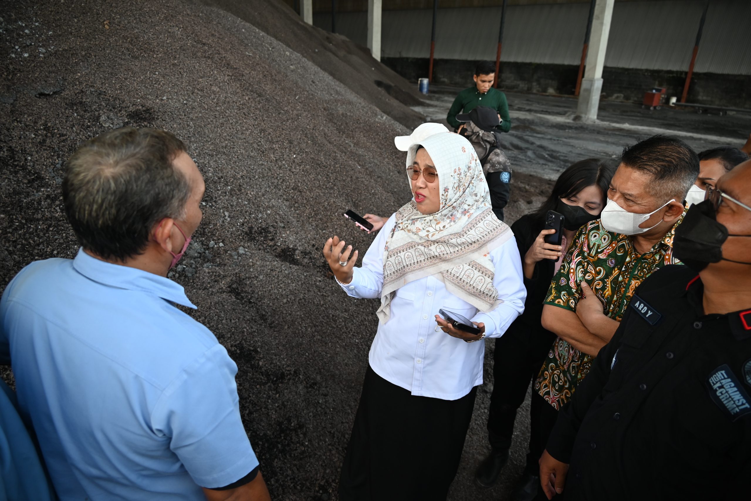 Komisi XII DPR temukan gudang PT Universal Glove di Medan tak sesuai izin dan tak penuhi dokumen Amdal. Gudang pun disegel aparat penegak hukum Kementerian Lingkungan Hidup.