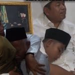 Gubernur Jawa Barat Dedi Mulyadi memberikan santunan dan mengangkat anak sebagai anak asuh di rumah duka korban kecelakaan KA Bekasi, Selasa (28/4/2026)