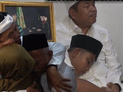 Gubernur Jawa Barat Dedi Mulyadi memberikan santunan dan mengangkat anak sebagai anak asuh di rumah duka korban kecelakaan KA Bekasi, Selasa (28/4/2026)