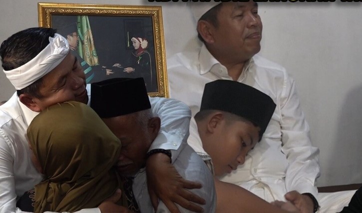 Gubernur Jawa Barat Dedi Mulyadi memberikan santunan dan mengangkat anak sebagai anak asuh di rumah duka korban kecelakaan KA Bekasi, Selasa (28/4/2026)