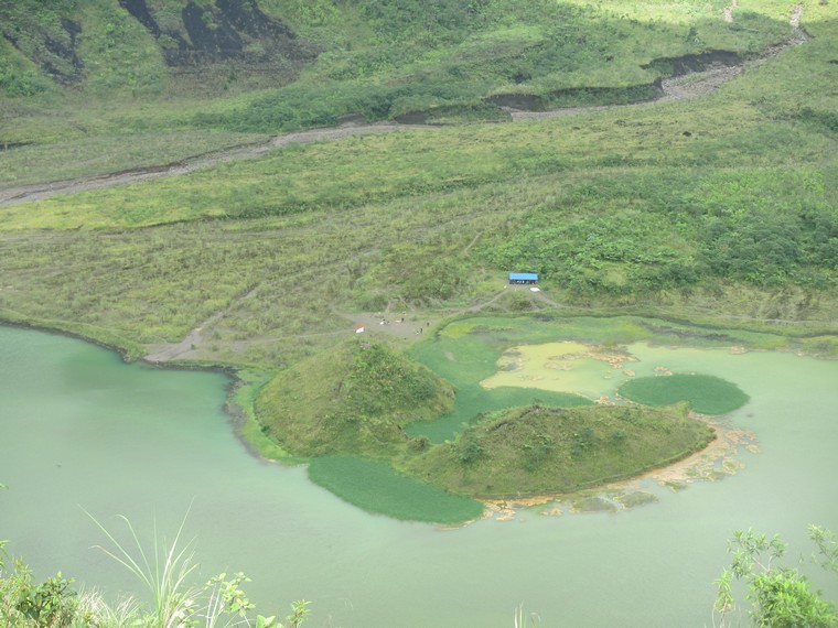 Pemandangan kawah Gunung Galunggung didominasi oleh warna hijau menawan menjadi pelunas rasa lelah sehabis mengarungi anak tangga/Foto: Indonesia Kaya