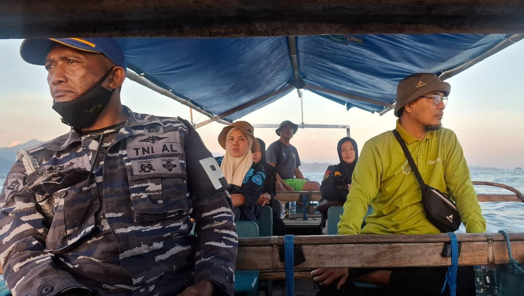 DKP Gorontalo bersama tim gabungan gelar operasi pengawasan di Laut Sulawesi, temukan indikasi penangkapan ikan dengan bom dan kompresor yang merusak ekosistem.