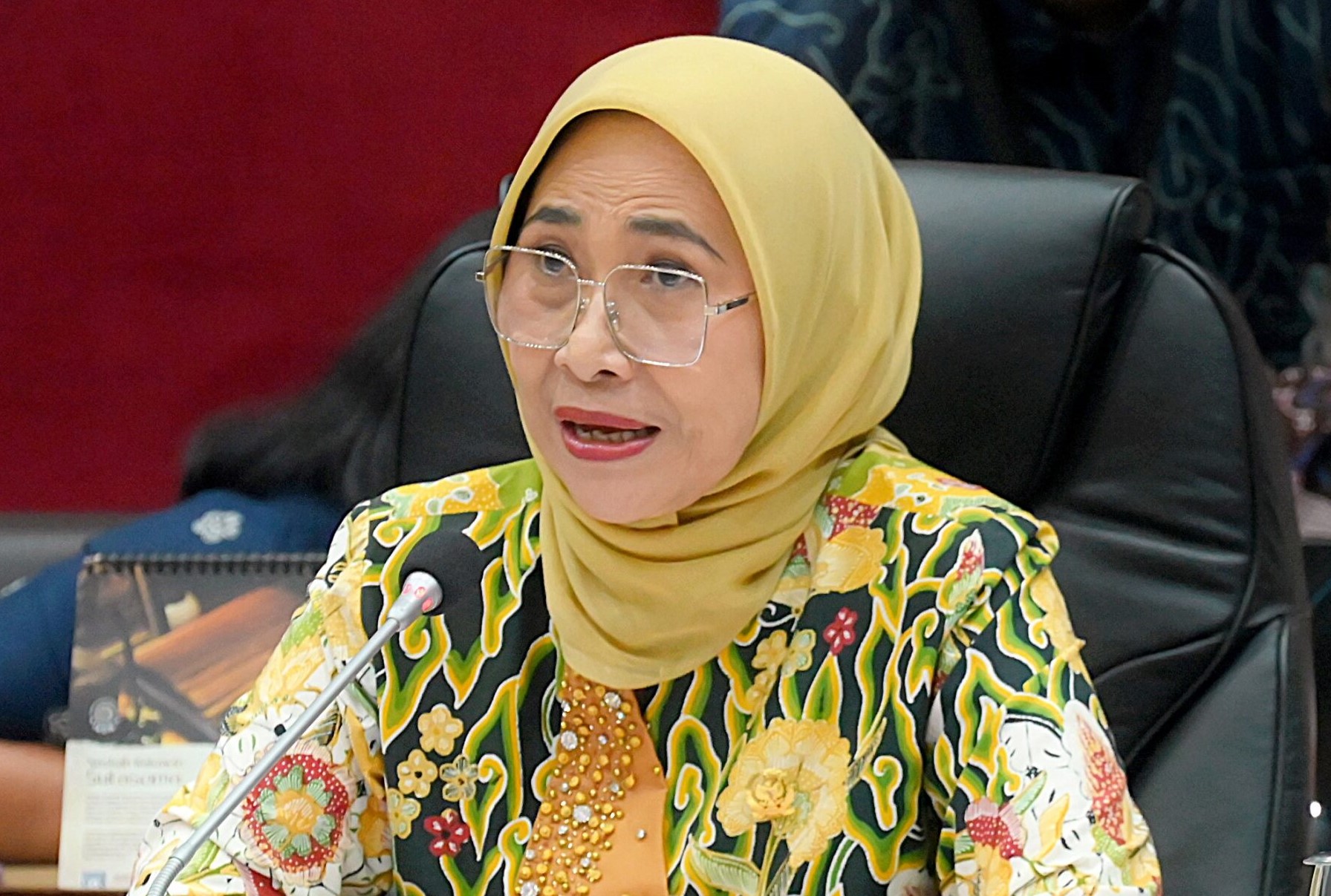 Ketua Komisi X DPR Hetifah Sjaifudian tolak penutupan massal prodi. Kampus tidak boleh diposisikan sebagai pabrik tenaga kerja, fungsi keilmuan dan kebudayaan harus dijaga.