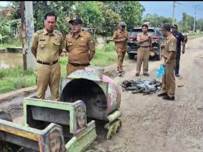 Plt. Kepala Dinas PUPR Indramayu Maulana Malik bersama Camat Sliyeg Opik Hidayat melakukan pengukuran jalan penghubung Desa Sudikampiran dan Desa Gadingan